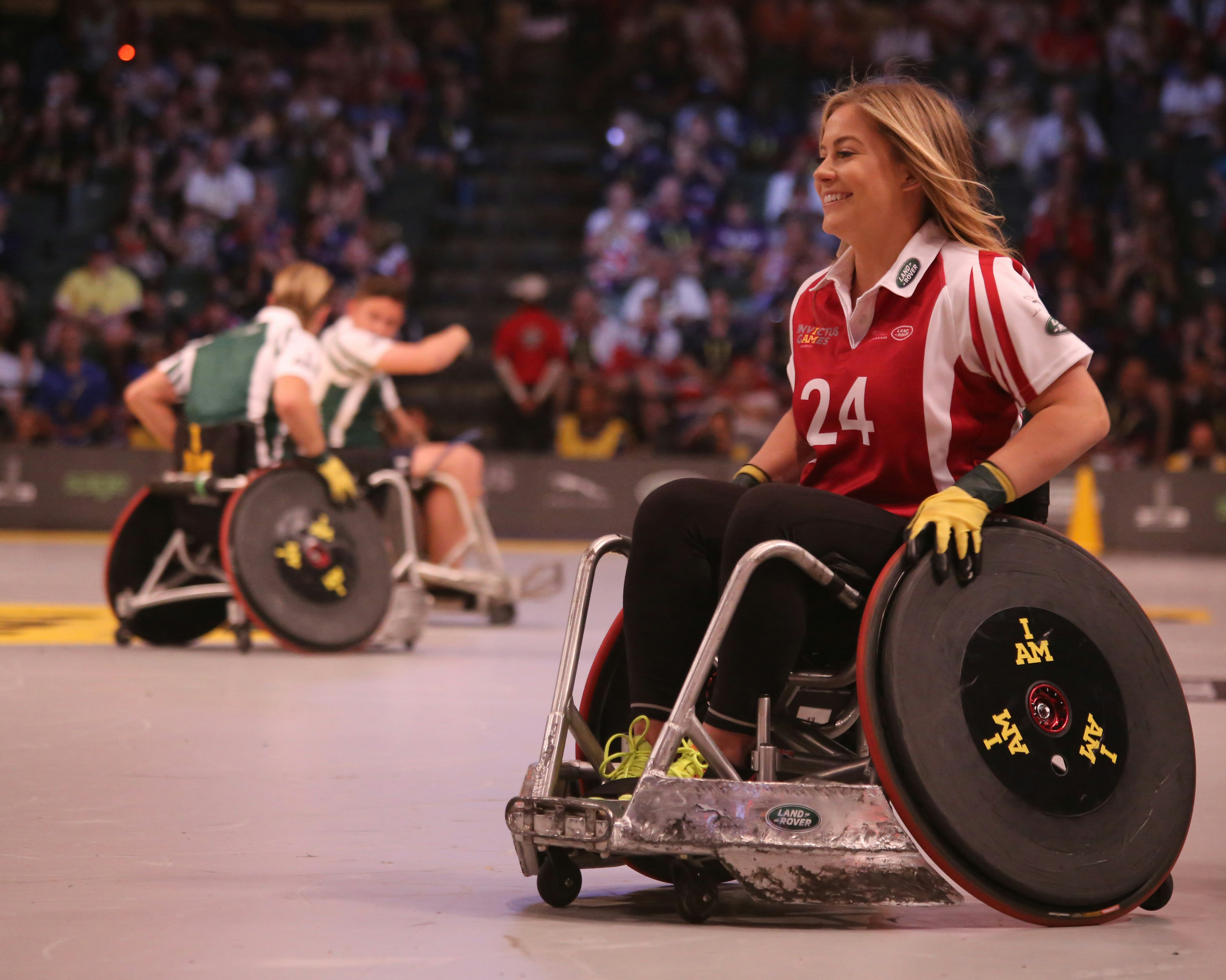 Kvinna i rullstol som är i en idrottshall